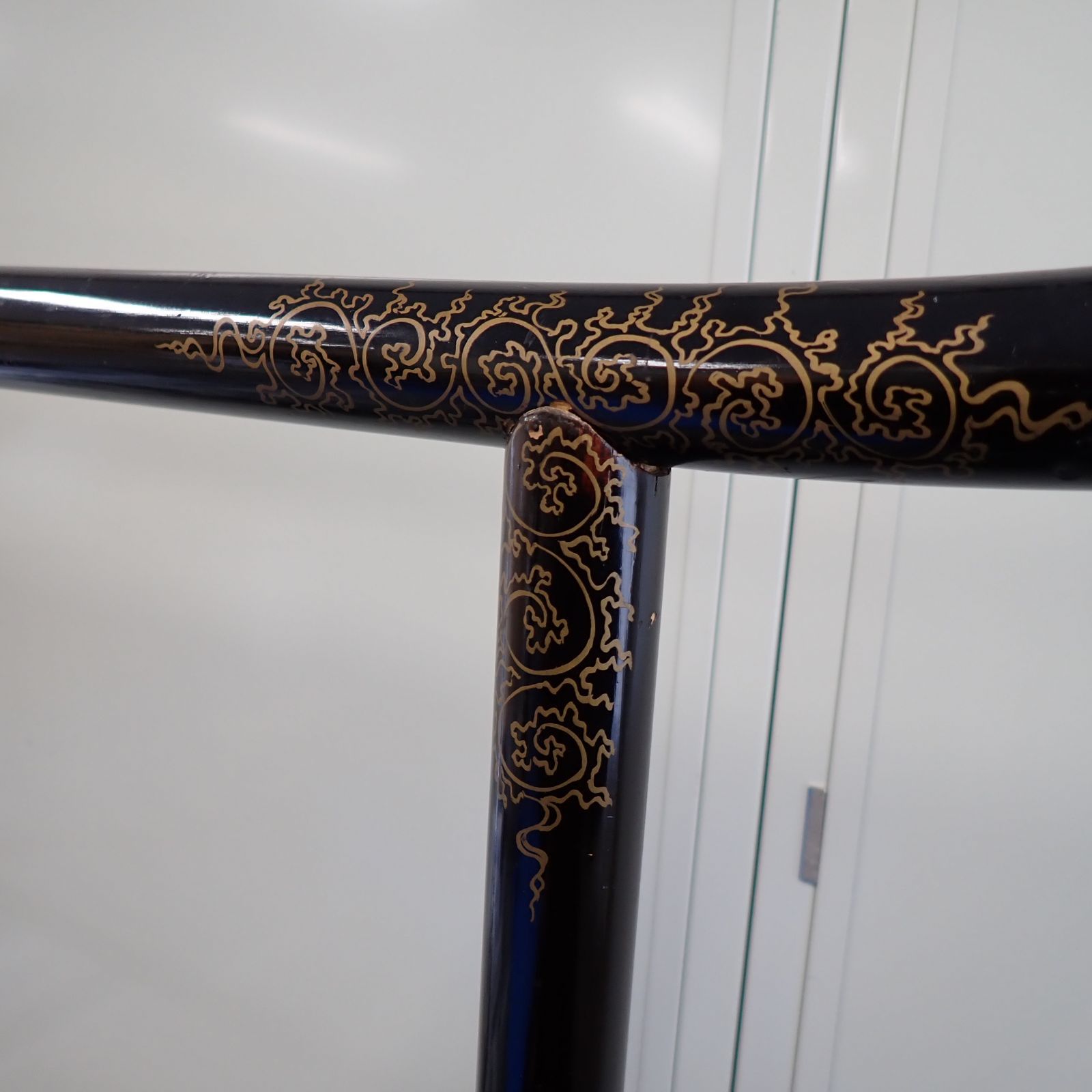 衣桁 帯掛 漆塗 黒塗 金蒔絵 時代物 木製 端金金具 上部横幅175cm×高