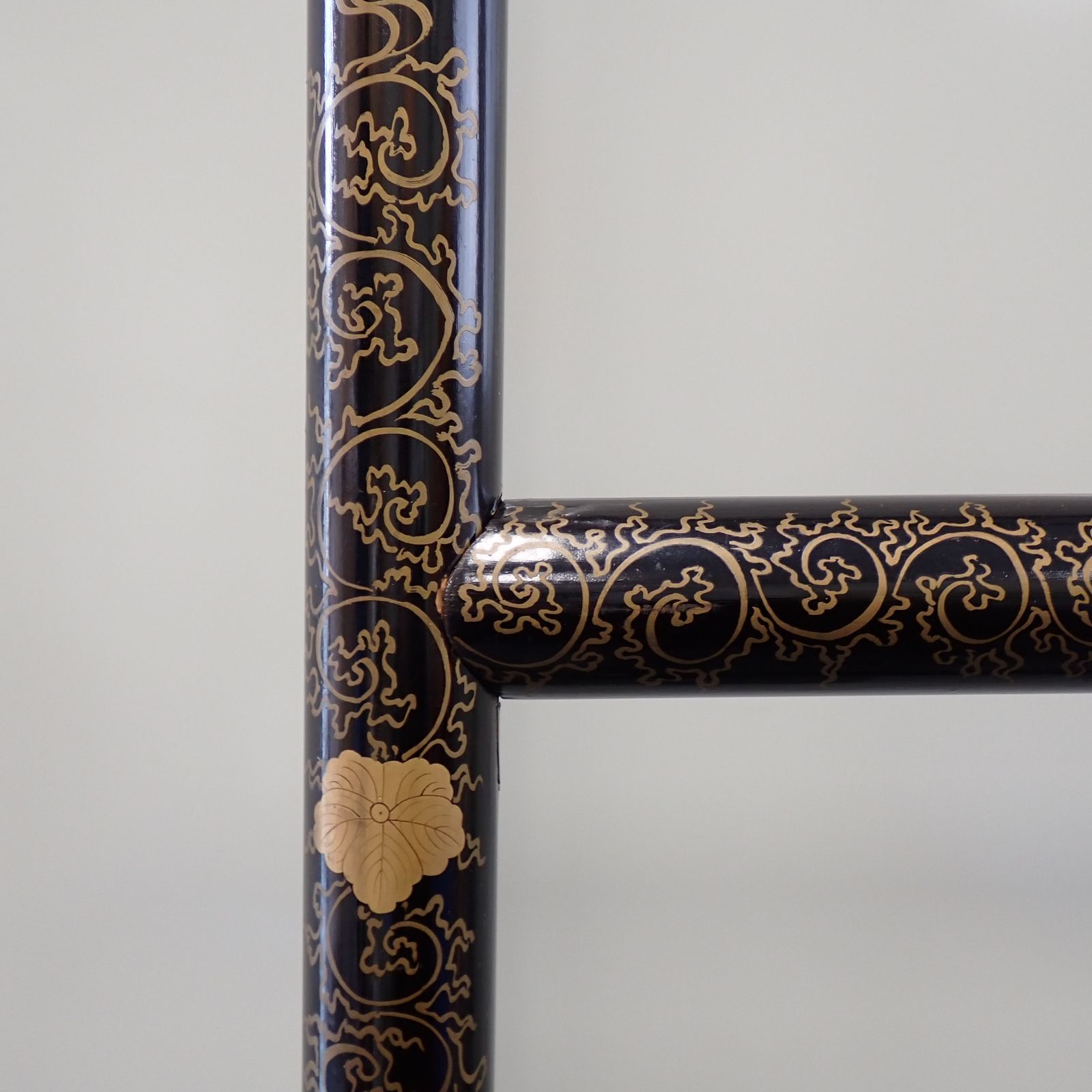 衣桁 帯掛 漆塗 黒塗 金蒔絵 時代物 木製 端金金具 上部横幅175cm×高