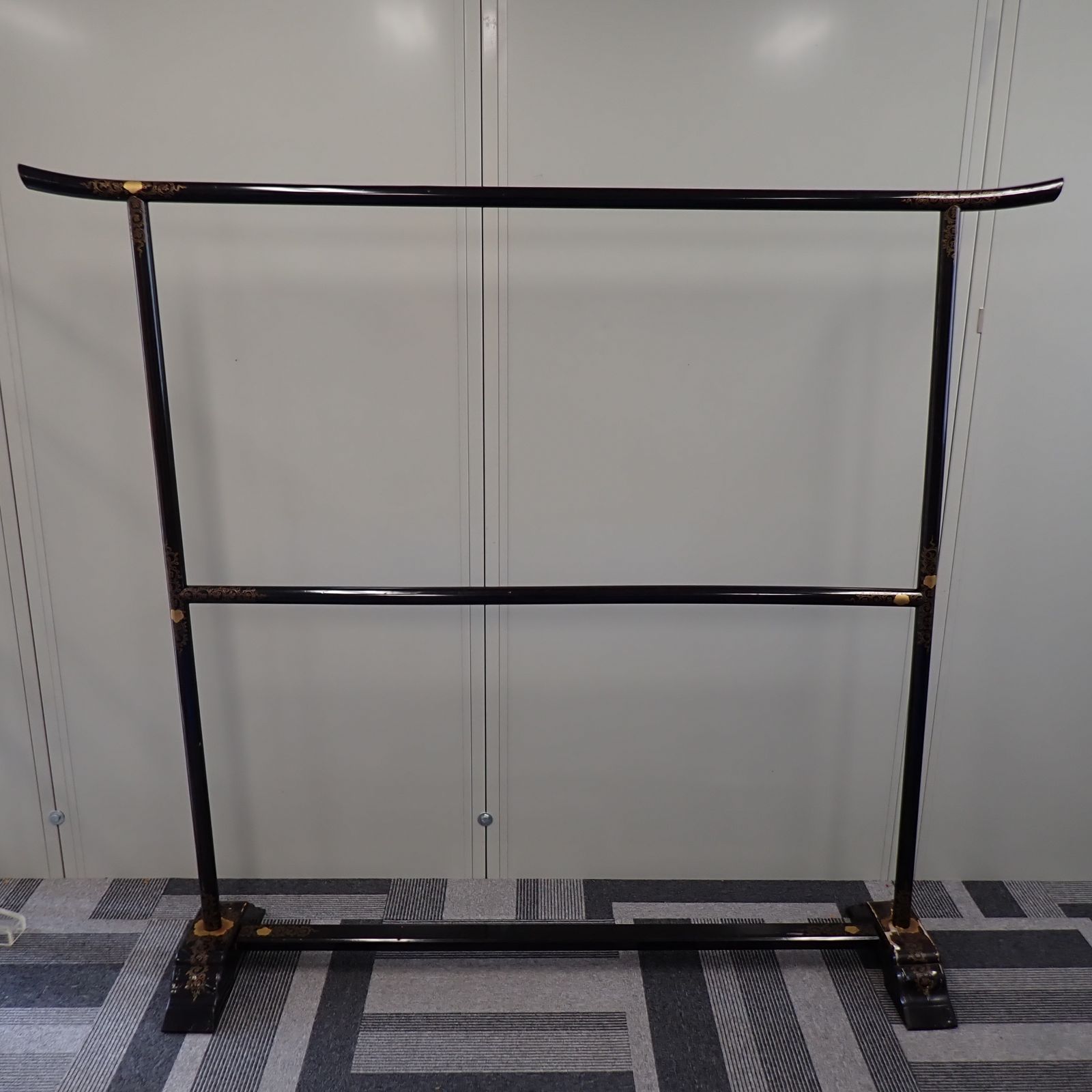 衣桁 帯掛 漆塗 黒塗 金蒔絵 時代物 木製 端金金具 上部横幅175cm×高