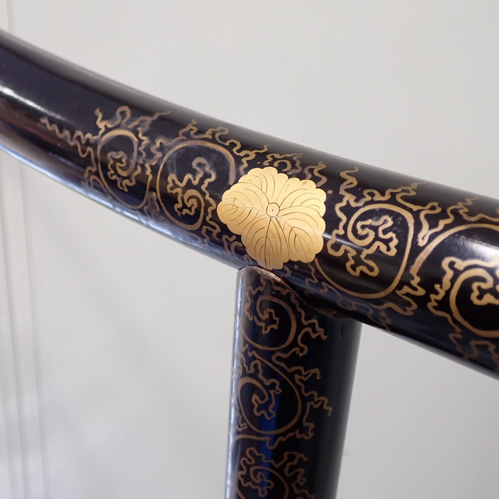 時代物 高卓 黒漆塗 金彩 唐草蒔絵 高さ約39.5cm 香炉台 花台 飾台 漆