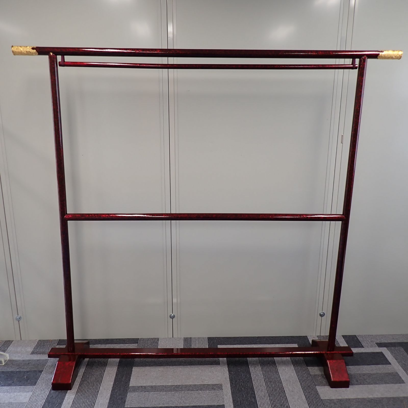衣桁 帯掛 朱塗 漆塗 木製 端金金具 上部横幅184cm×高174cm 呉服 着物