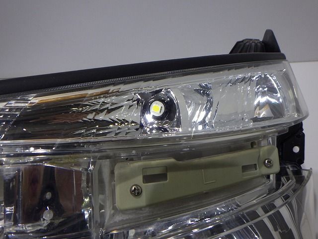 70系 ヴォクシー ヘッドライト左右 HID ZRR70/75 前期 28-203 VK 81145