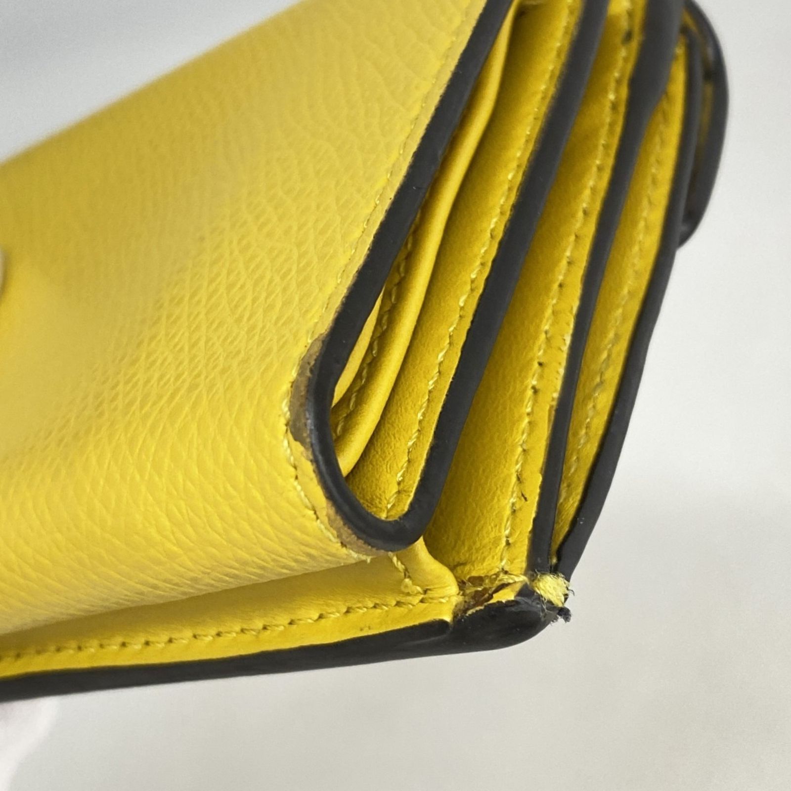 希少✨フェンディ 三つ折り財布 FFロゴ エフイズ エンボス レザー イエロー 希少✨フェンディ 三つ折り財布 FFロゴ エフイズ エンボス レザー