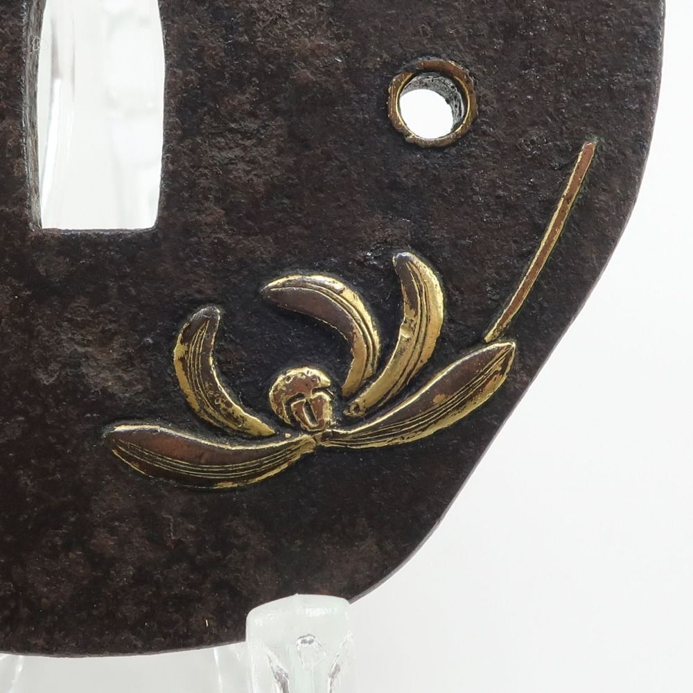 鉄地・金象嵌 花文様 透かし鍔（古美術風／骨董風） 時代刀装具 鉄製 金象嵌 彼岸花文 鍔 鉄製 _ 骨董品 - メルカリ