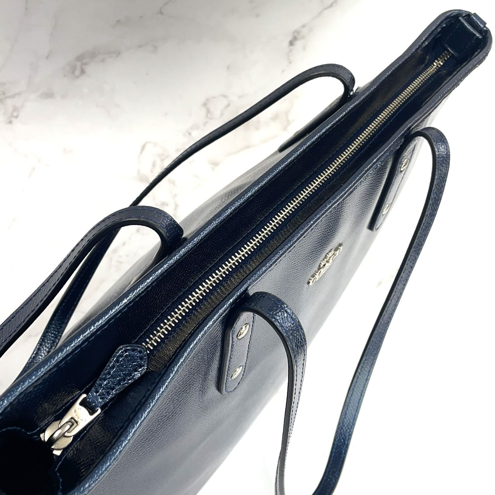 仕事も私服もこれひとつ】COACH コーチ シティジップトート F56129 