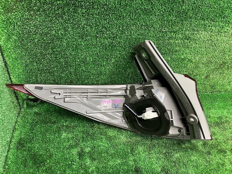 中古トヨタエスティマ DAA-AHR20W純正テールライトテールランプACR50W