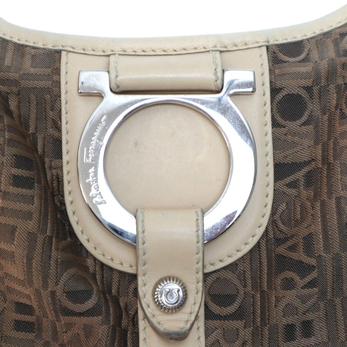 Salvatore Ferragamo サルヴァトーレフェラガモ ガンチーニ ロゴ総柄  