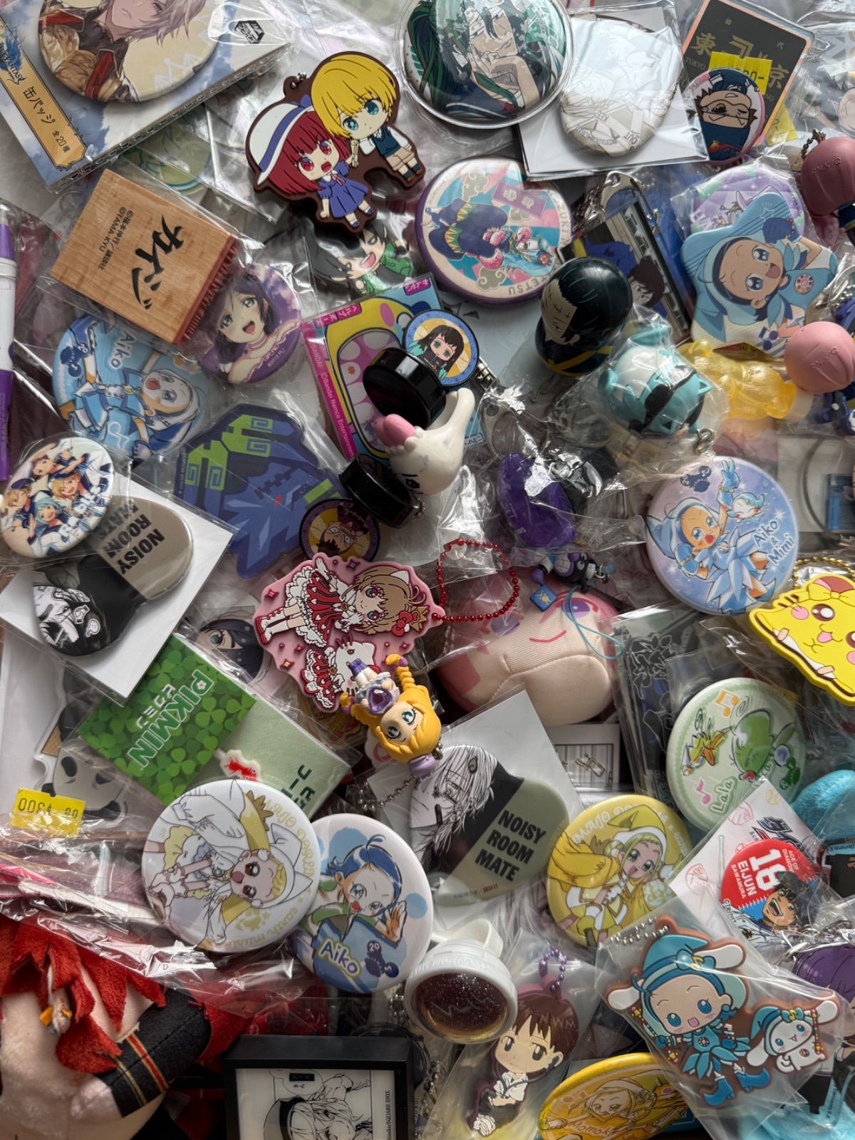 大特価！ アニメグッズ等 缶バッジ キーホルダー クリアファイル