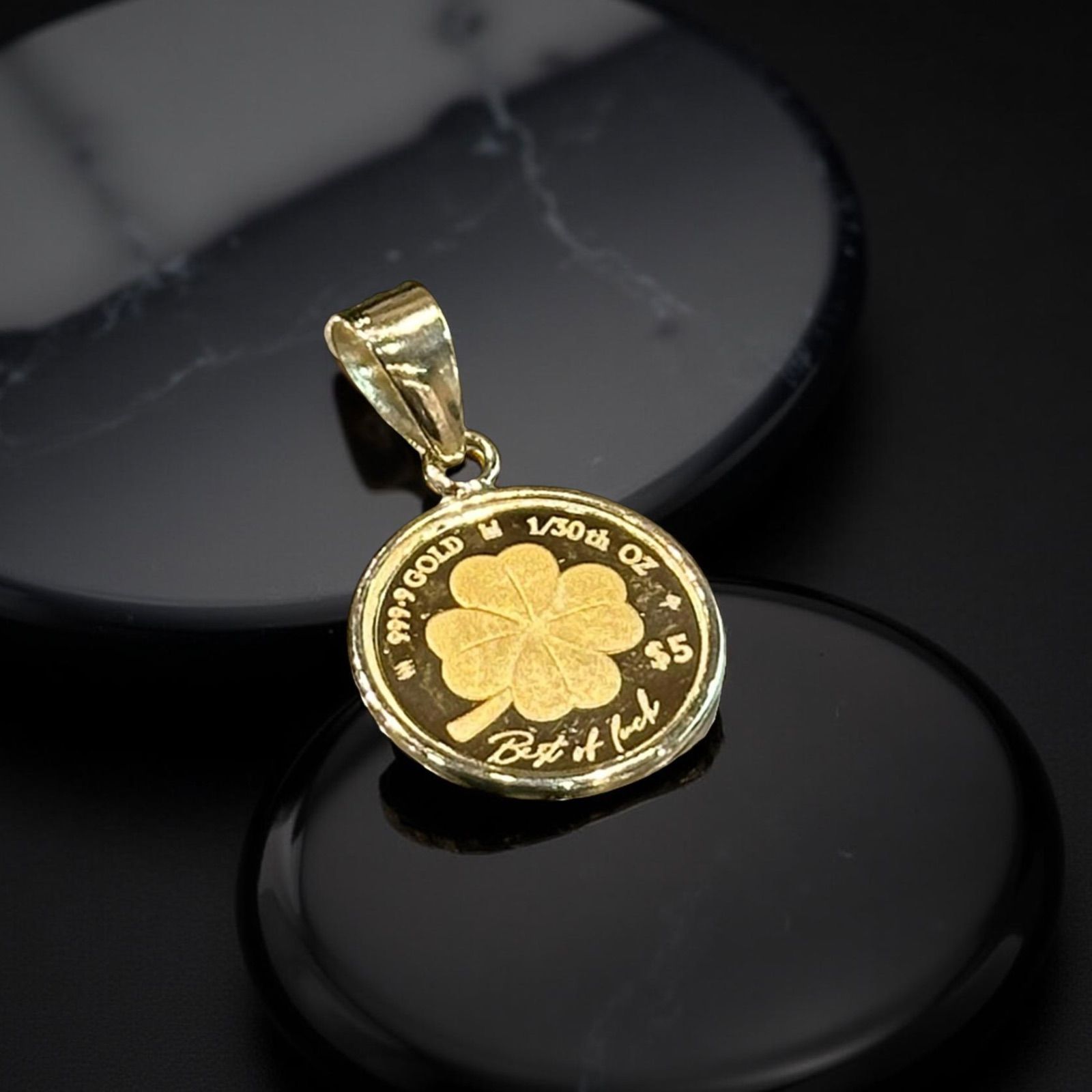 送料無料 四つ葉モチーフ k24コインペンダント ラウンド ペンダントトップ K18枠 ゴールド チャーム トップのみ チェーン無し メンズ  レディース ゴールドネックレス 兼用 小ぶり 上品 プレゼントにも - メルカリ