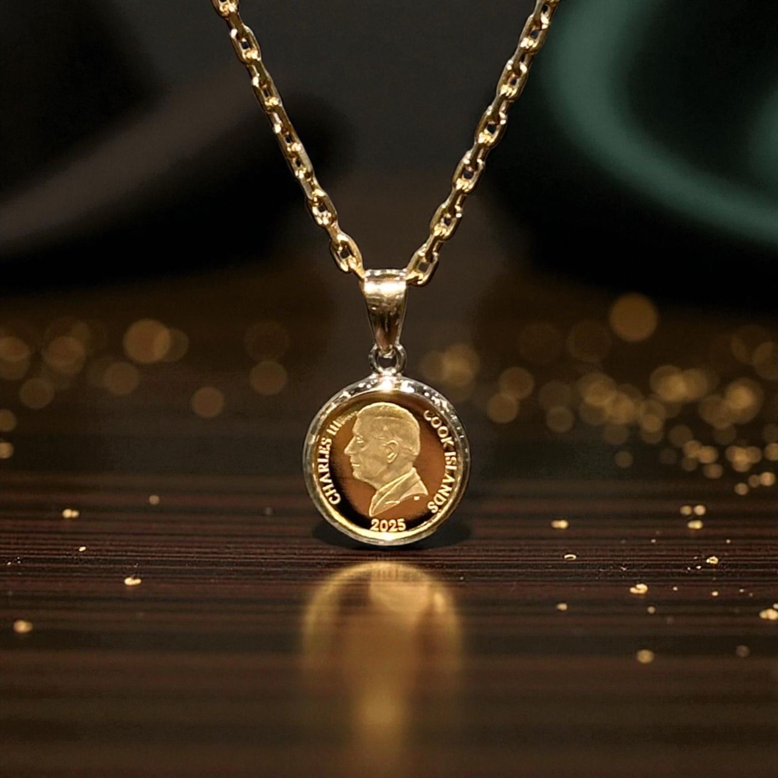 送料無料 四つ葉モチーフ k24コインペンダント ラウンド ペンダントトップ K18枠 ゴールド チャーム トップのみ チェーン無し メンズ  レディース ゴールドネックレス 兼用 小ぶり 上品 プレゼントにも - メルカリ