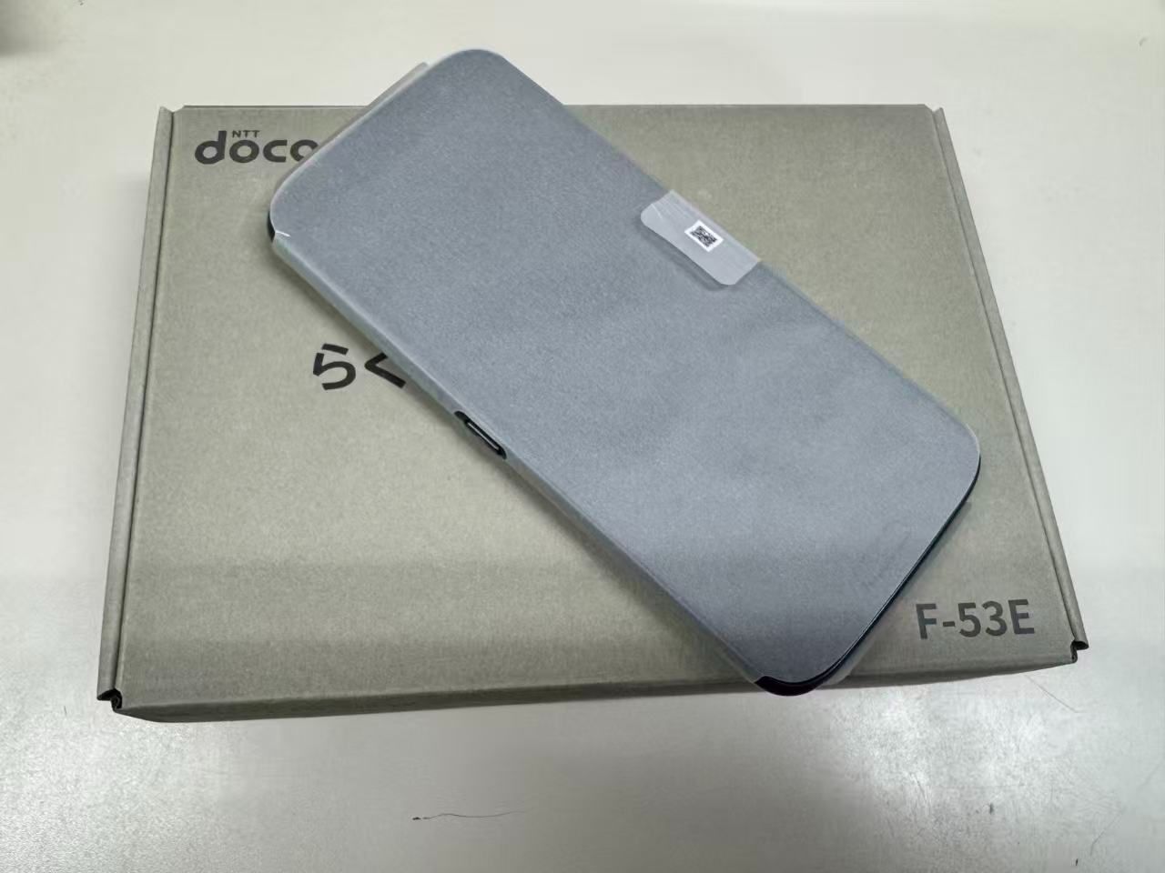 未使用品 docomo らくらくスマートフォン F-53E ネイビー - メルカリ