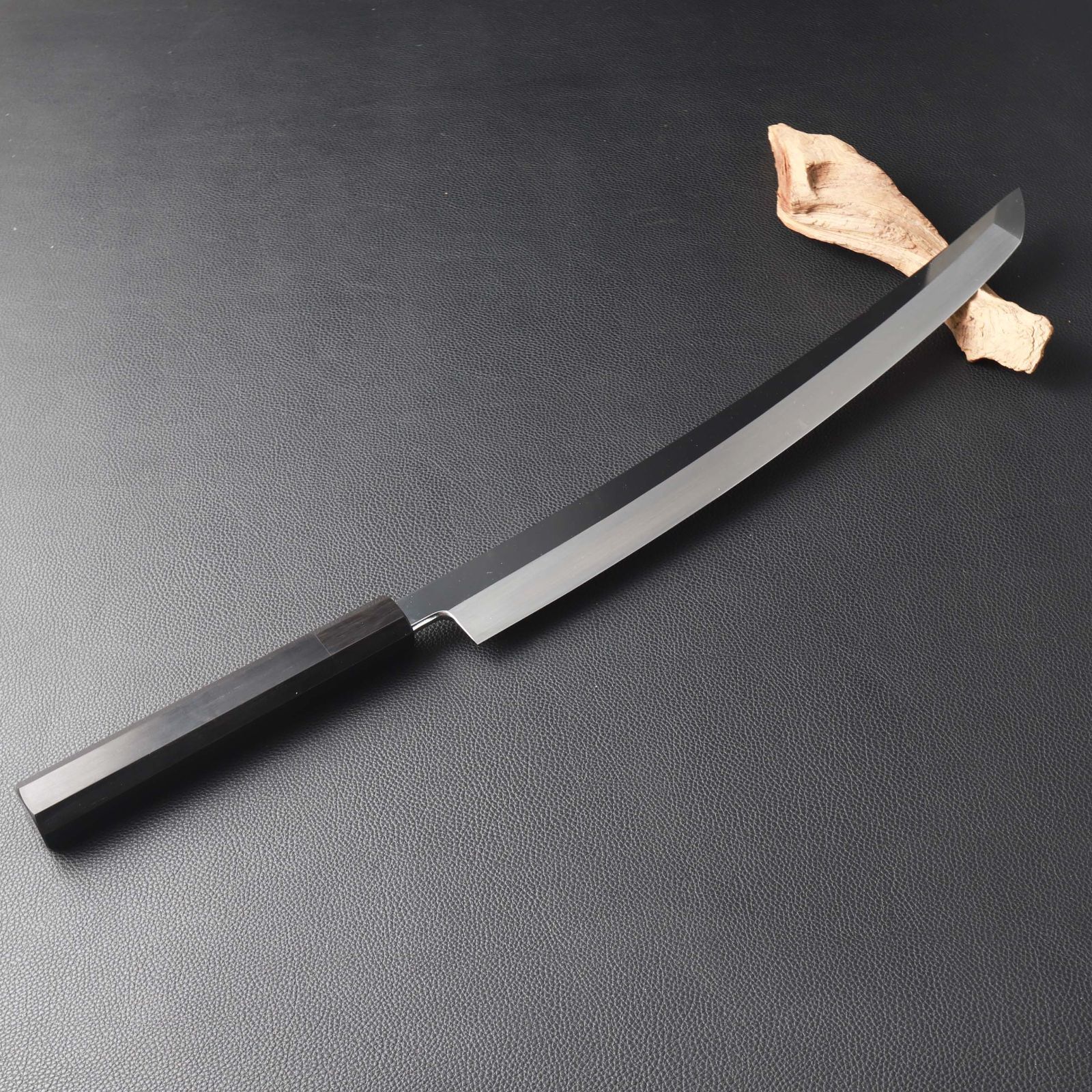 丈太郎様ご依頼品：鬼反り先丸包丁 尺三（刃渡り390mm）通常鏡面仕上げ 本刃付け 黒檀黒水牛角八角柄 黒檀鞘付 見込みの発送予定日：2026年6月30日前後（BSTOZSM390）