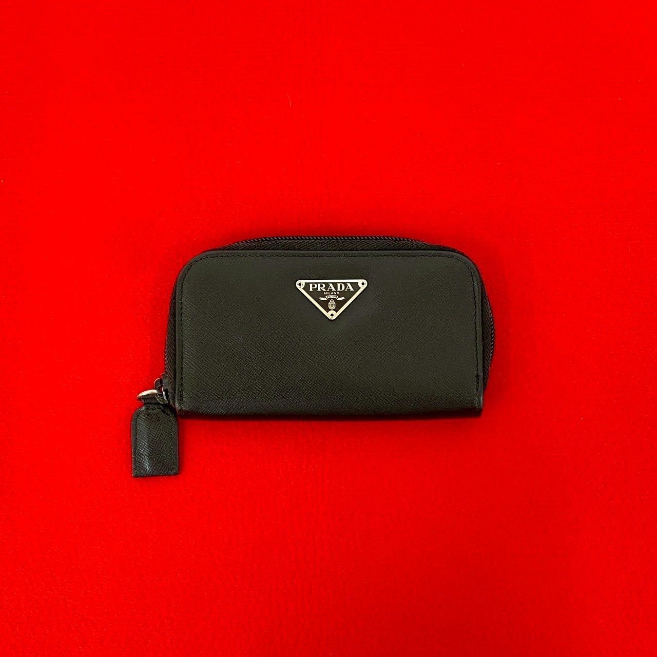 美品✨PRADA ケース ラウンドジップ サフィアーノ 三角ロゴ ブラック 極美品 PRADA 6連 キーケース 三角ロゴ サフィアーノ ブラック 付属品