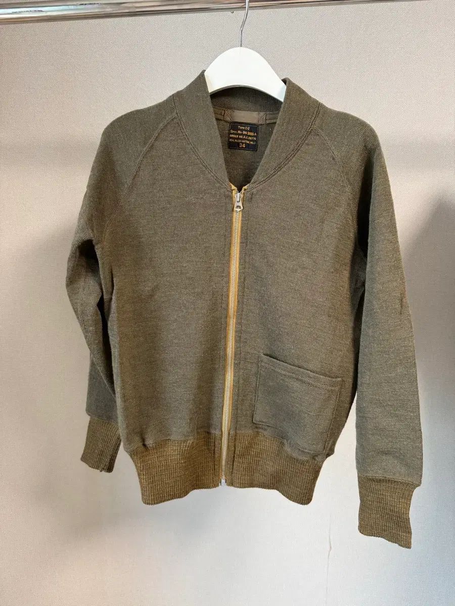 アットラスト　atlastco カーディガン At Last&Co(アットラスト) カーディガン - メルカリ