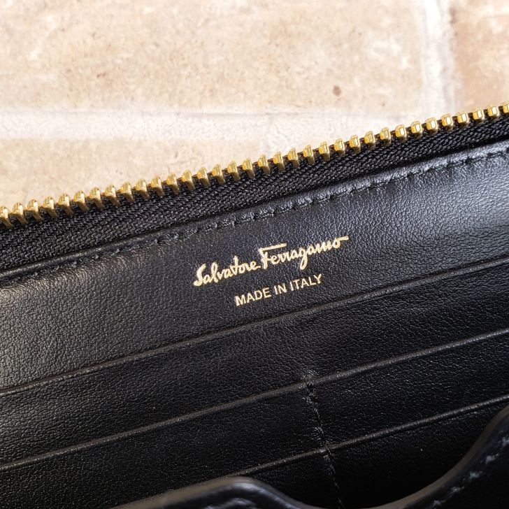 美品 フェラガモ ☆ ガンチーニ スタッズ レザー ラウンドジップ 長