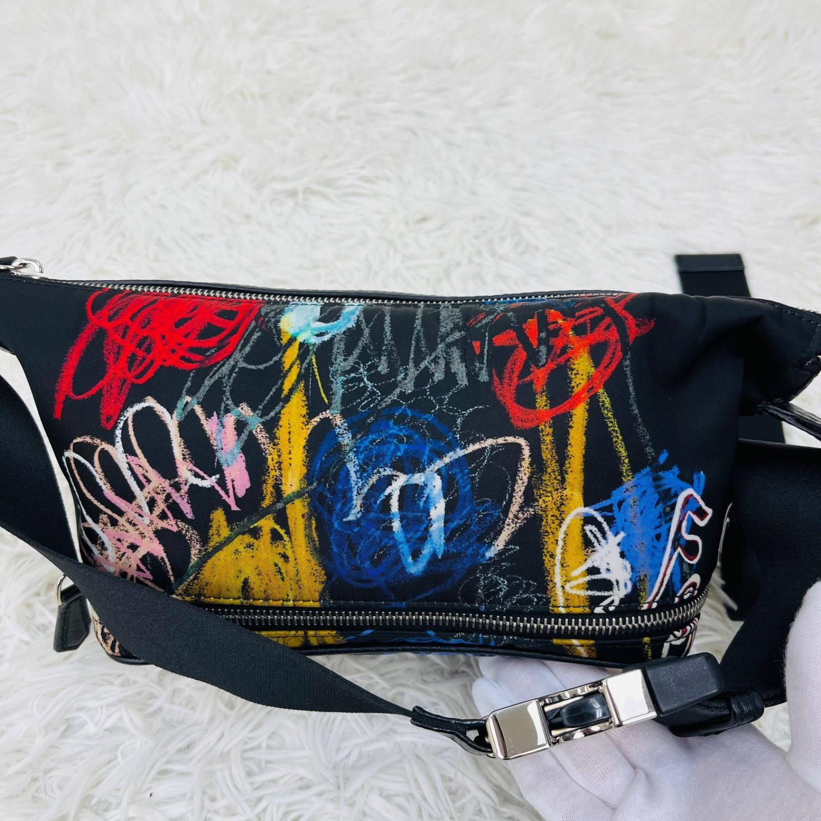 FENDI フェンディ ボディーバッグ ロゴ 切れ返しレザー グラフィティー