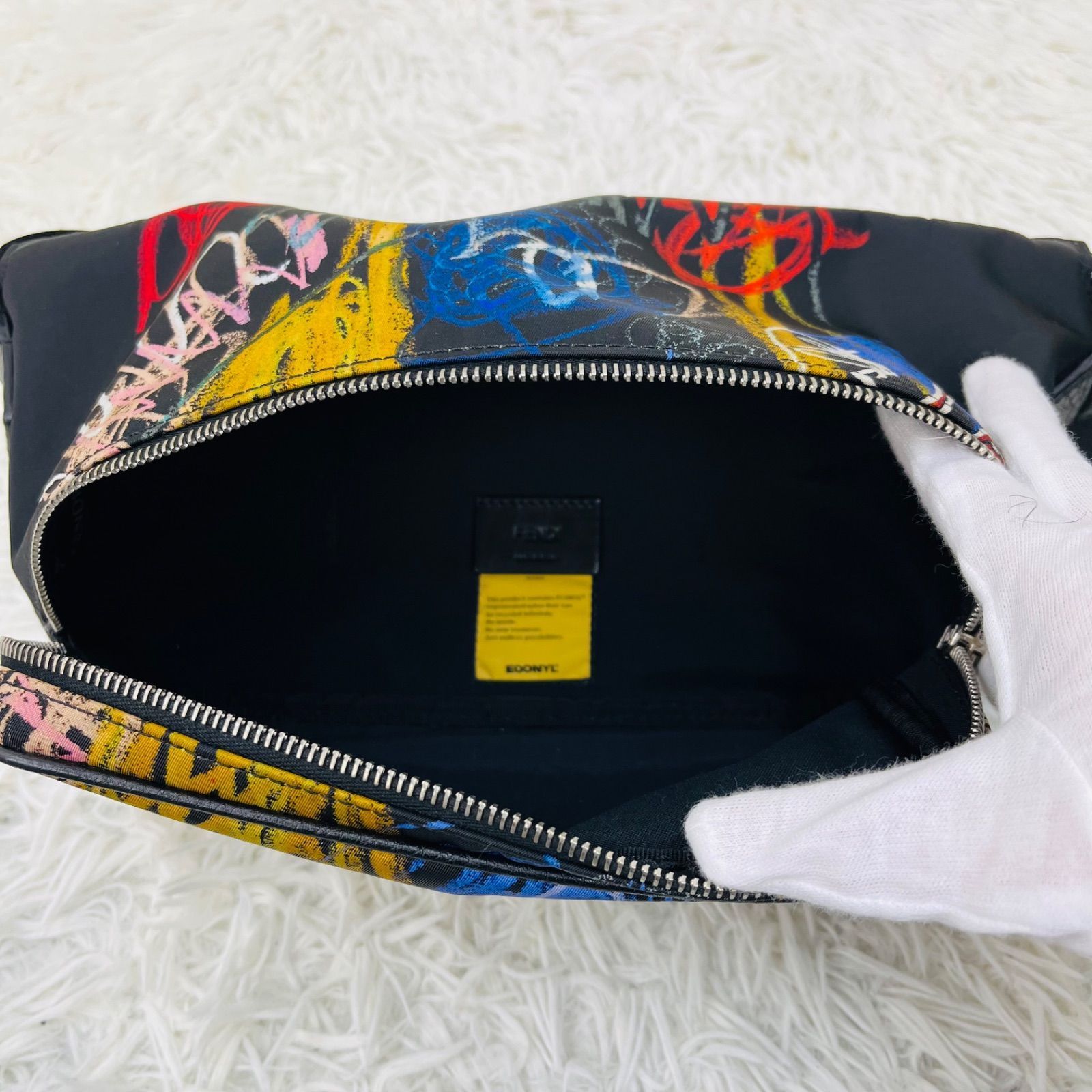 FENDI フェンディ ボディーバッグ ロゴ 切れ返しレザー グラフィティー