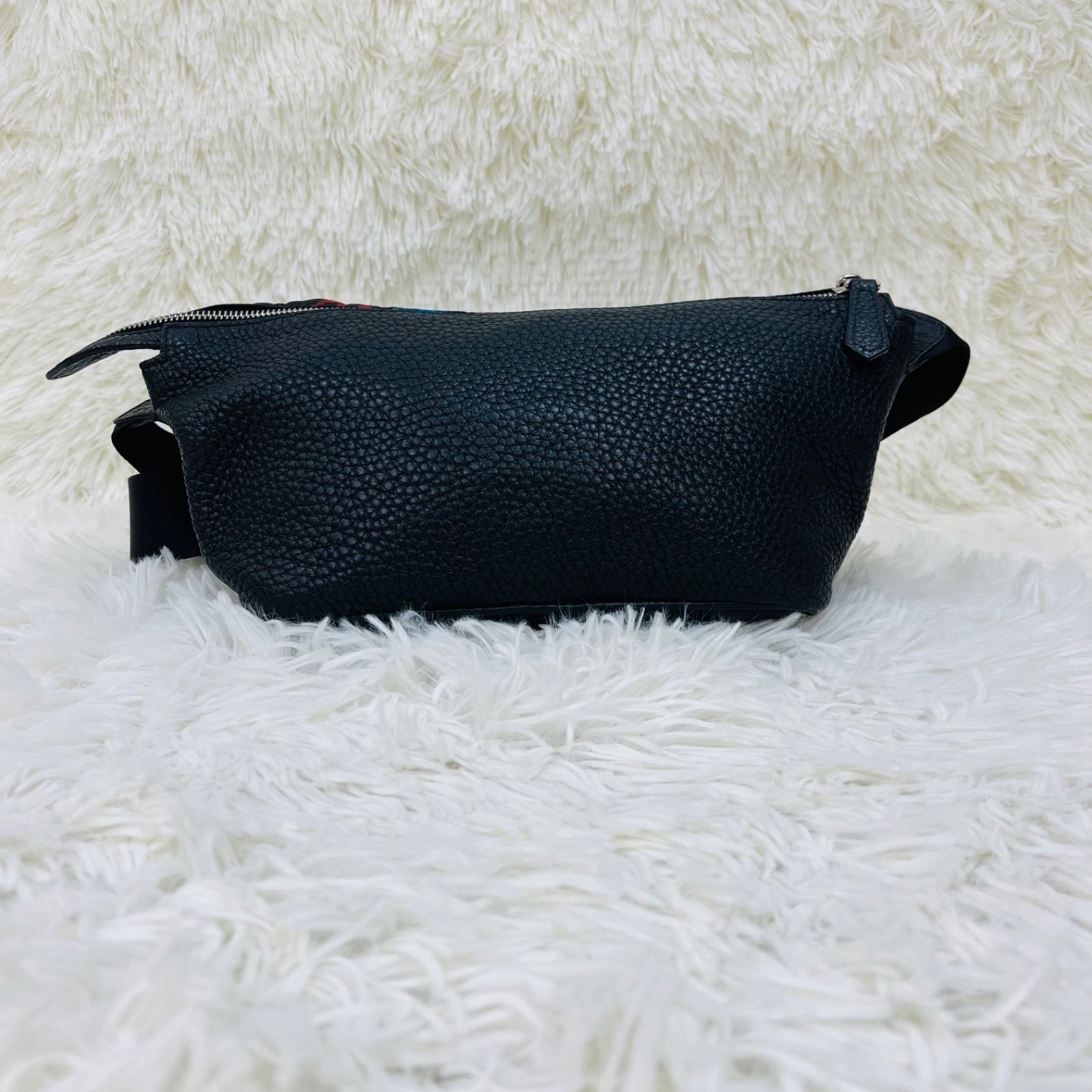 FENDI フェンディ ボディーバッグ ロゴ 切れ返しレザー グラフィティー