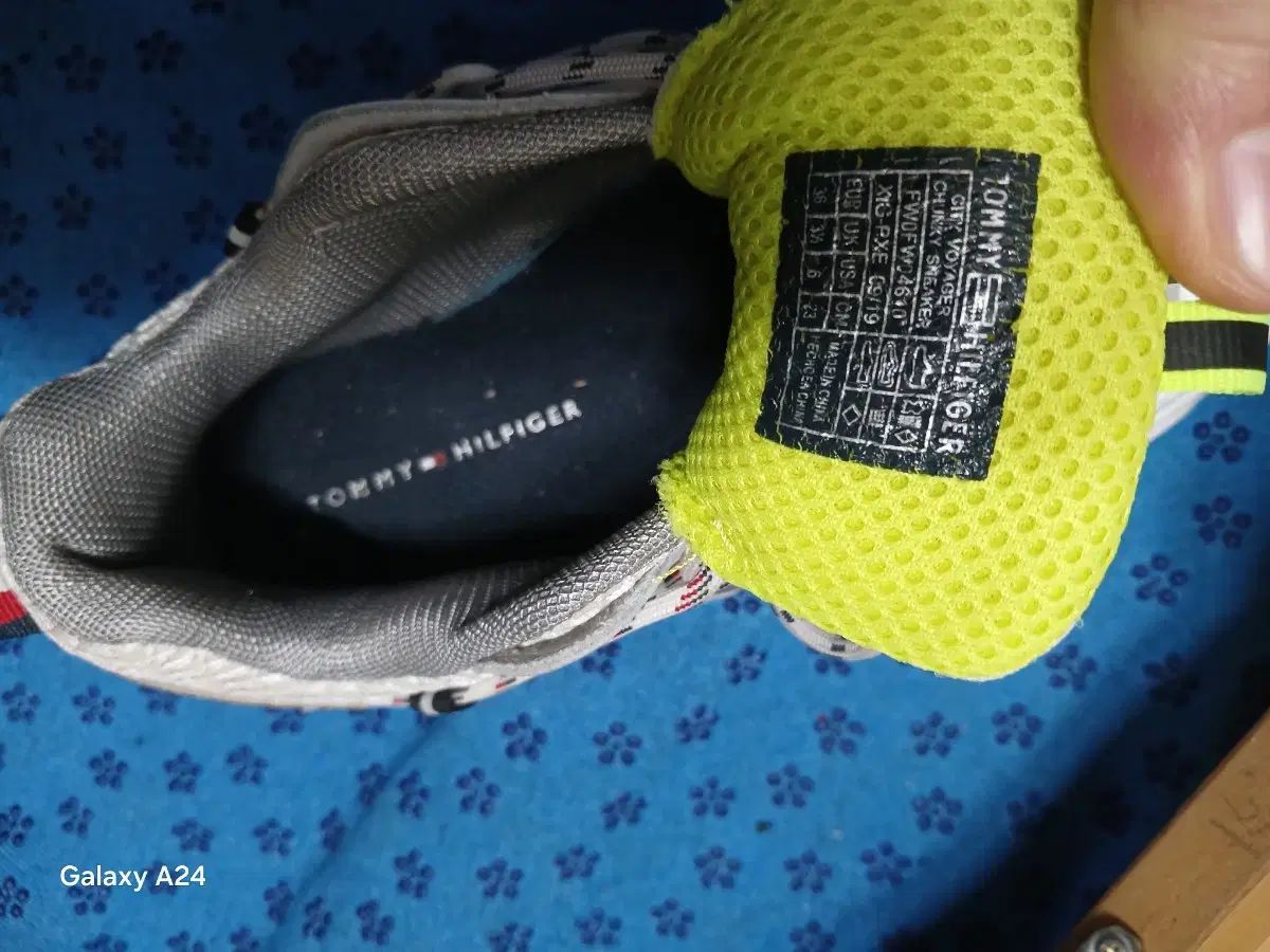 230 Tommy Hilfiger トミーヒルフィガー スニーカー (4207)