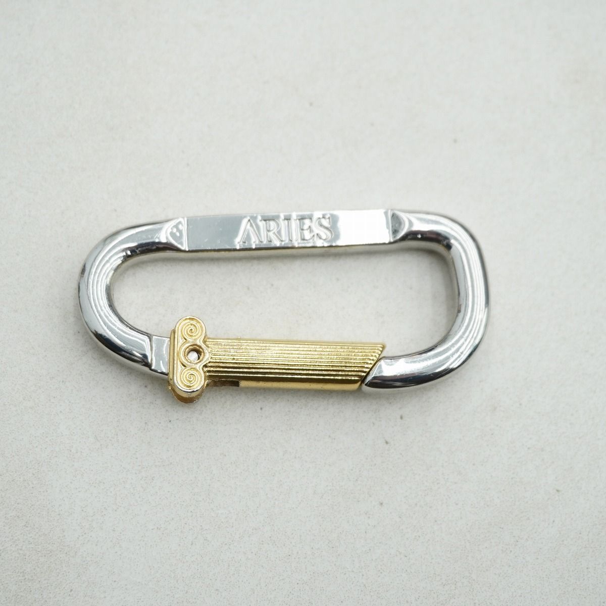 美品 ALIES アリーズ アリエス Aries Column カラビナ ペンダント 