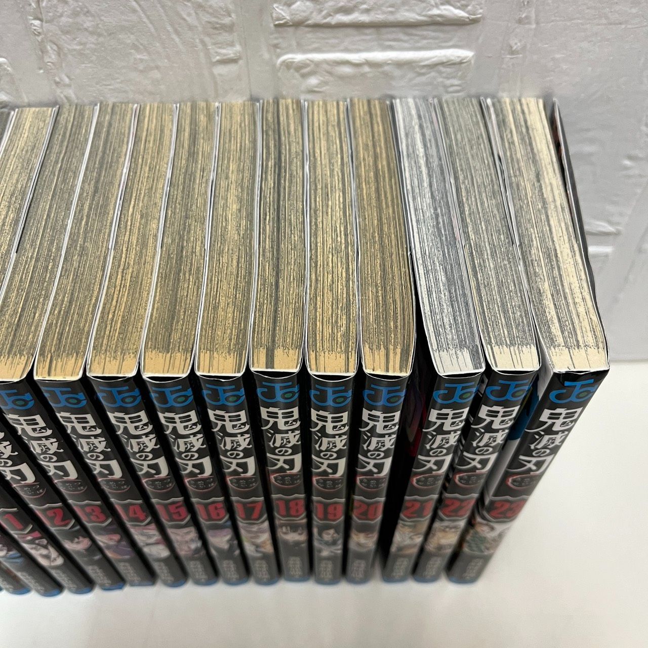 鬼滅の刃 全巻セット 1〜23巻＋おまけ4冊 吾峠呼世晴 鬼滅の刃 全巻セット 1〜23巻 完結＋零巻 吾峠呼世晴 - メルカリ