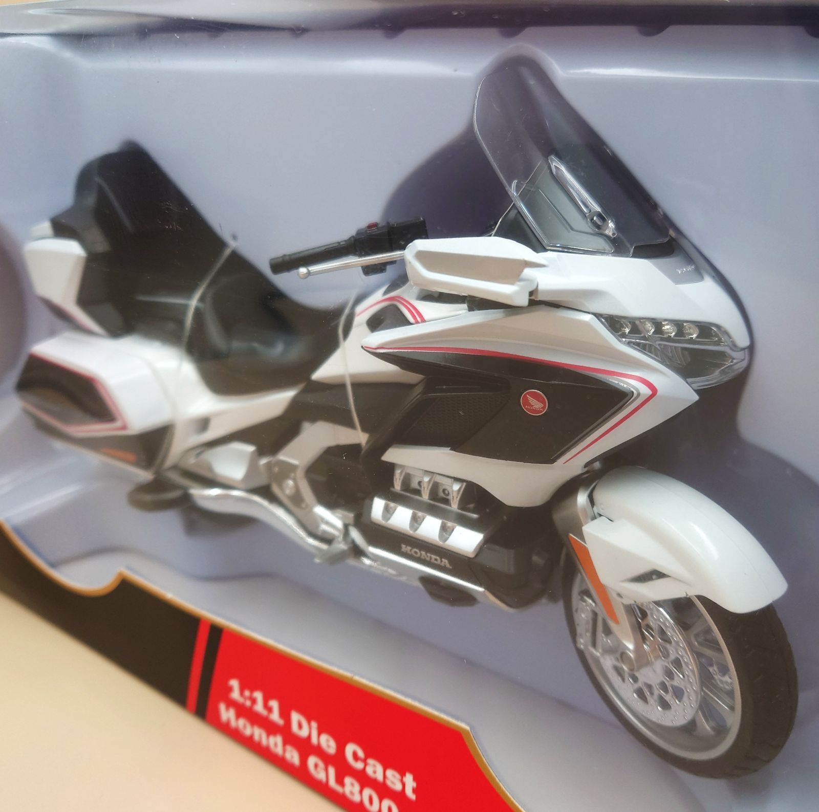 1/11 ホンダ ゴールドウイング 2021 ホワイト ダイキャスト製バイク