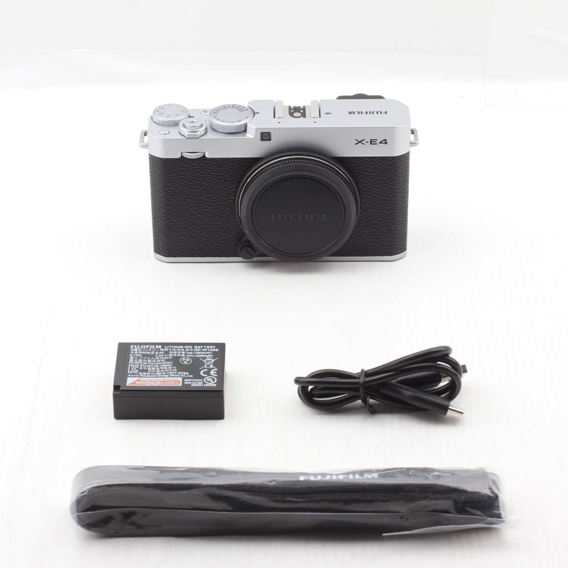 Fujifilm X-E4 シルバー 本体と付属品 ほぼ新品】FUJIFILM フジフィルム X-E4 ボディ シルバーJS129-00943