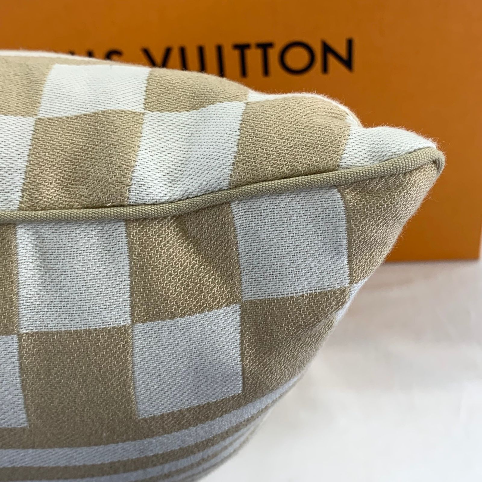 LOUIS VUITTON ルイヴィトン プラージュ LV グラフィカル クッション