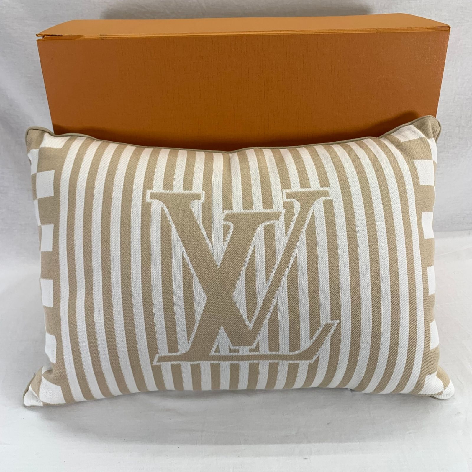 LOUIS VUITTON ルイヴィトン プラージュ LV グラフィカル クッション