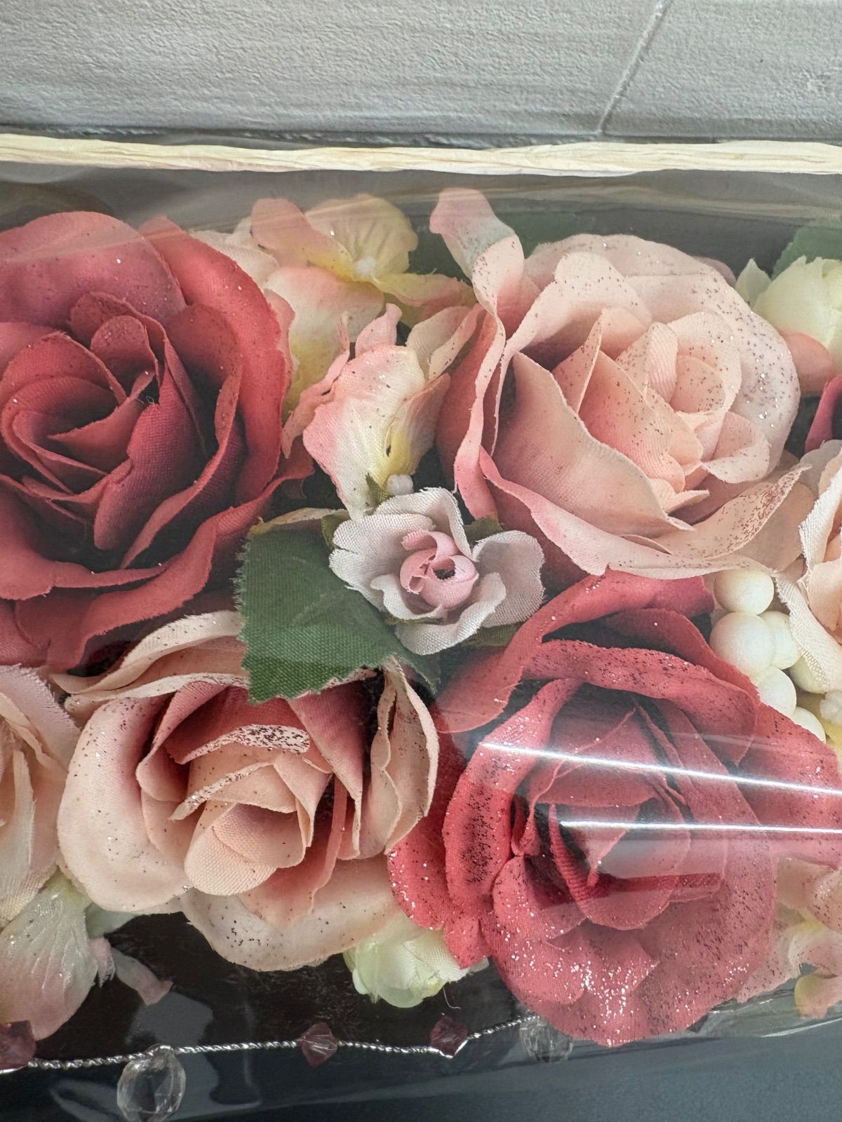 ピンクと赤のバラをあしらったアーティフィシャルフラワー（造花