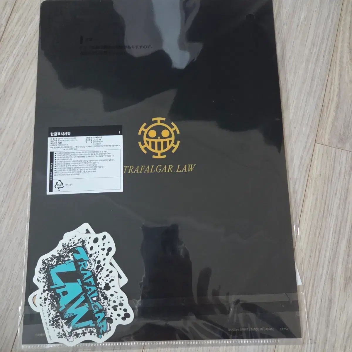 ONE PIECE トラファルガー・ロー クリアファイル & ステッカー - メルカリ