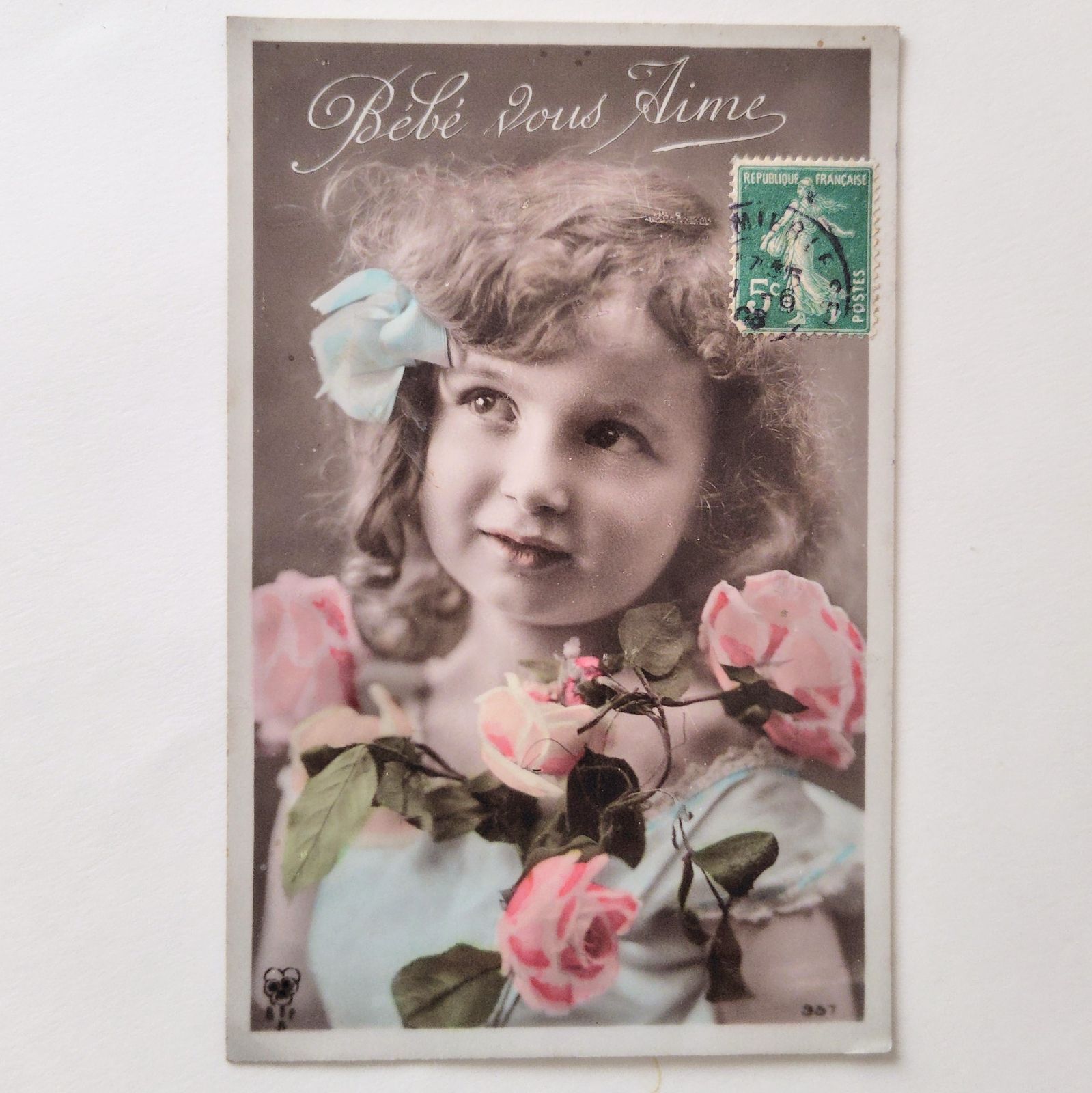 薔薇に微笑むベベ ― 優しき瞳に宿るフランスの愛 少女 フランス