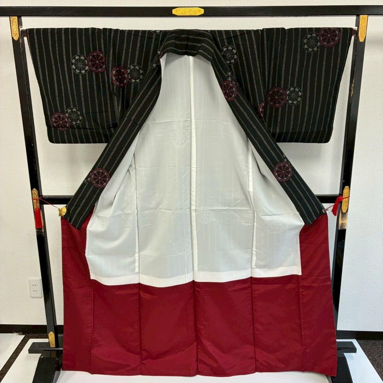 年末年始セール！　袷　小紋　両子持ち縞　裄67cm 正絹　半衿おまけ付き 袷 小紋 竹縞模様 裄67cm 正絹 半衿おまけ付き - メルカリ