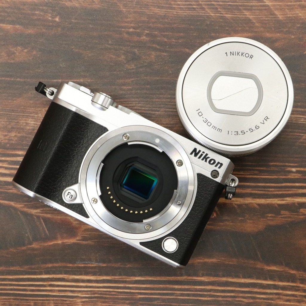 極上品】 Nikon 1 J5 標準パワーズームレンズキット シルバー 10-30mm