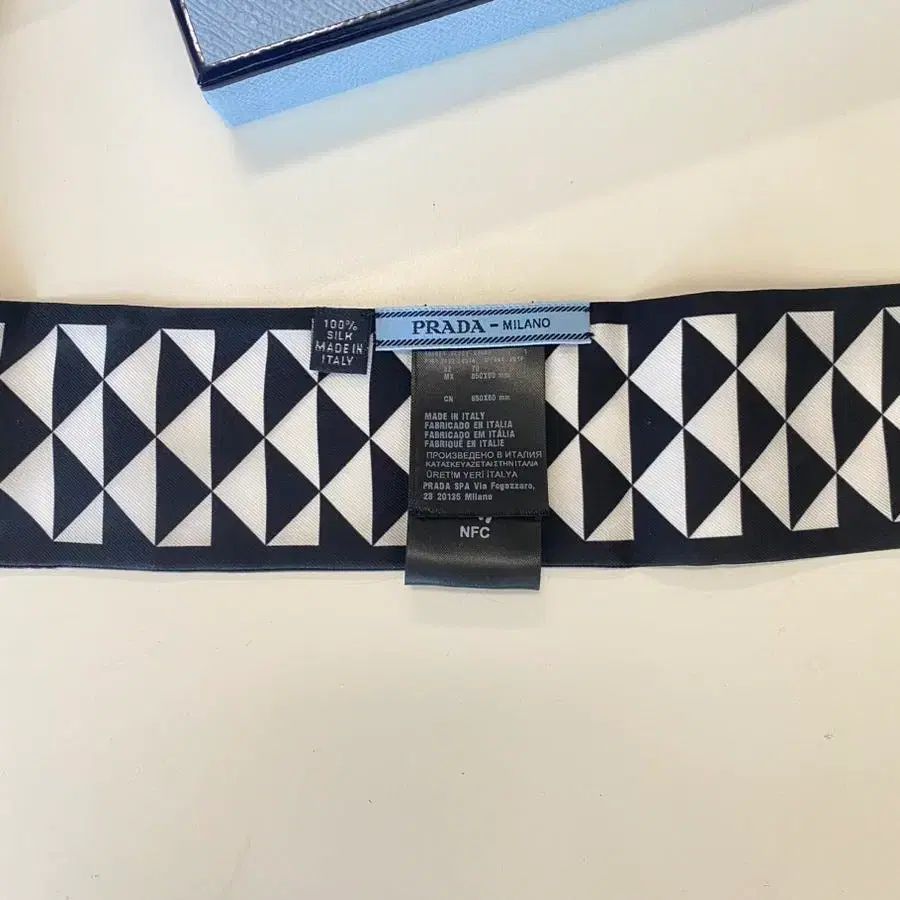 PRADA ブラック/白 トライアングル スカーフ - メルカリ