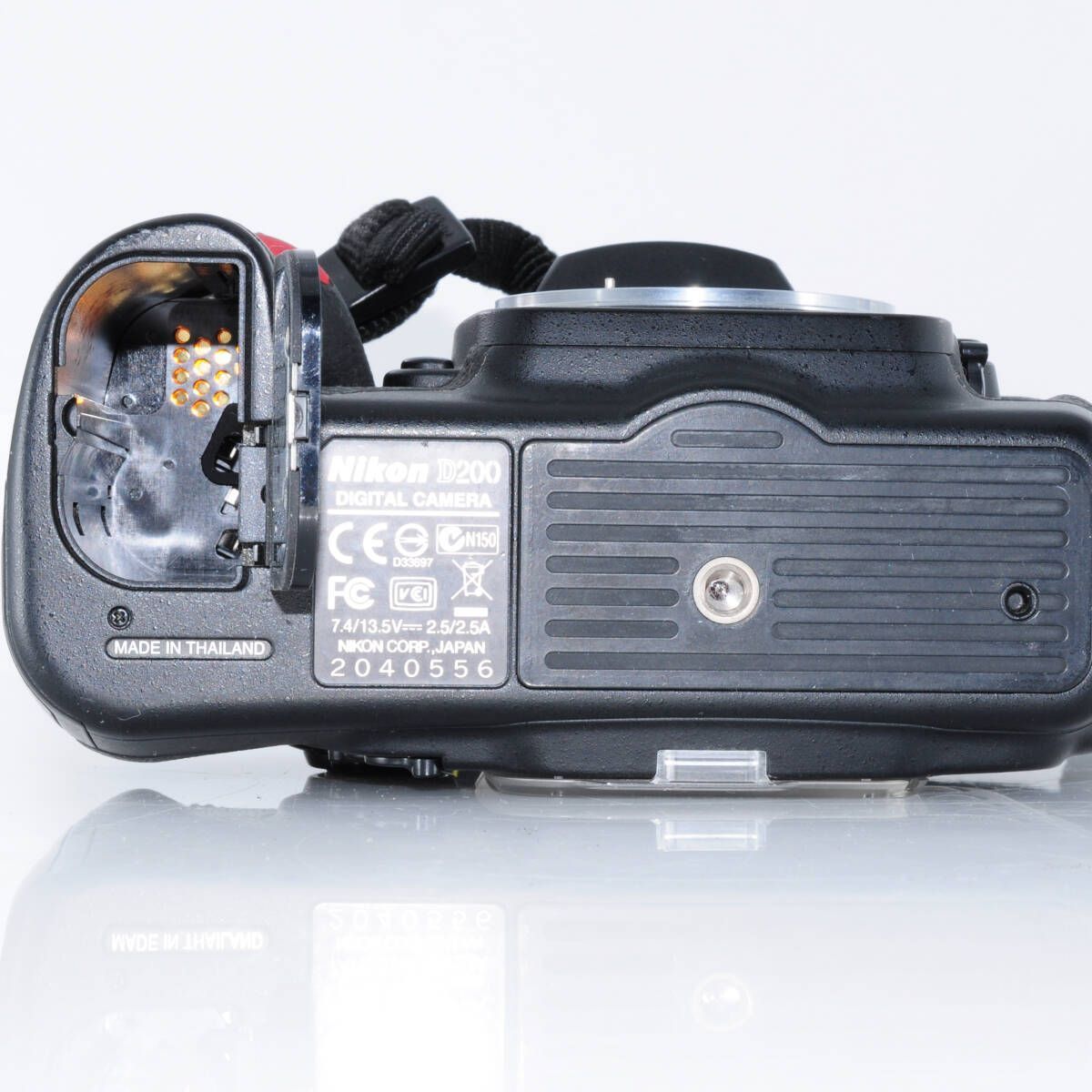 ファインダ内液晶の一部だけごく僅かに薄暗い【ニコン】Nikon D200