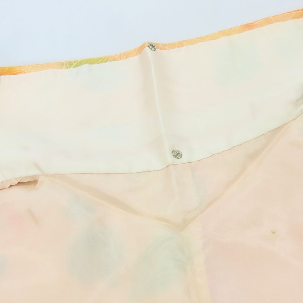 【中古】 小紋 光沢あり 正絹 オレンジ系 サーモンピンク グリーン 椿 可愛い 和装 呉服 和服 きもの レディース 女性 中古】 小紋 光沢あり 正絹 オレンジ系 サーモンピンク グリーン 椿