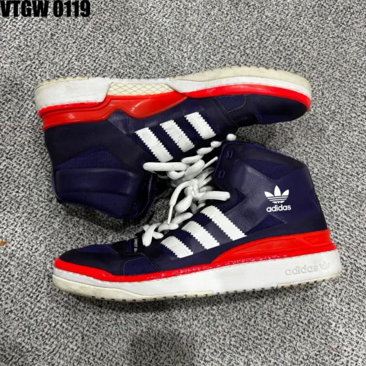 adidas バスケットボールシューズ ホワイト/ネイビー/レッド アディダス バスケシューズ ネイビー/レッド ハイトップ - メルカリ