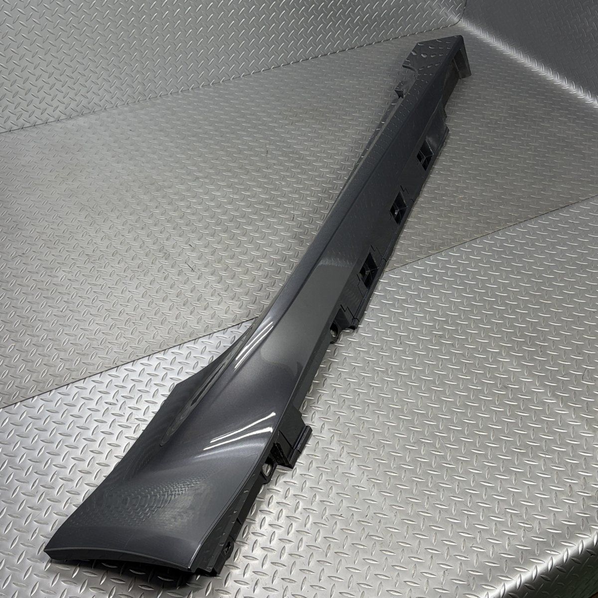 送料無料【訳あり】ZN8トヨタGR86/ZD8スバルBRZ 純正 サイドステップ右