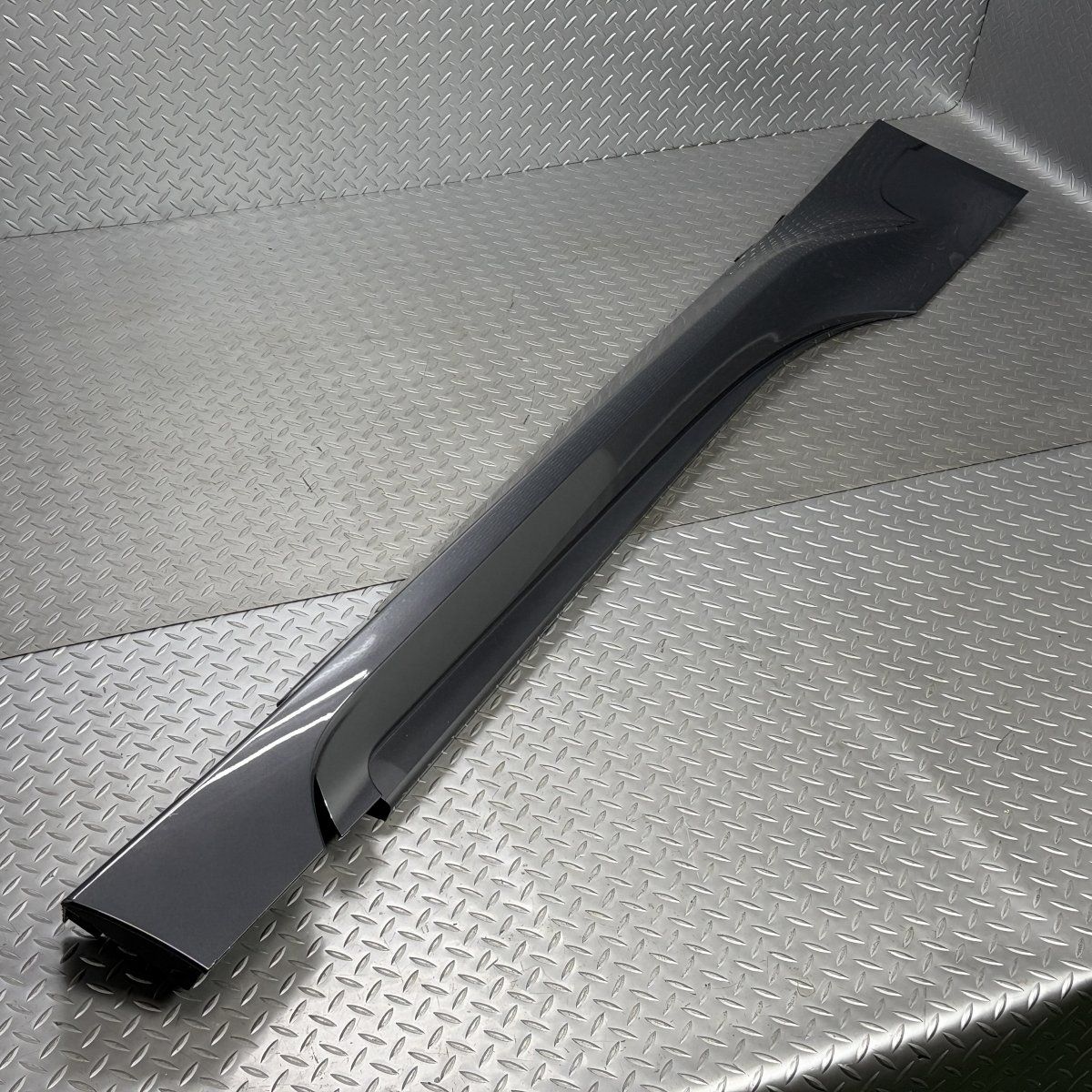 送料無料【訳あり】ZN8トヨタGR86/ZD8スバルBRZ 純正 サイドステップ右