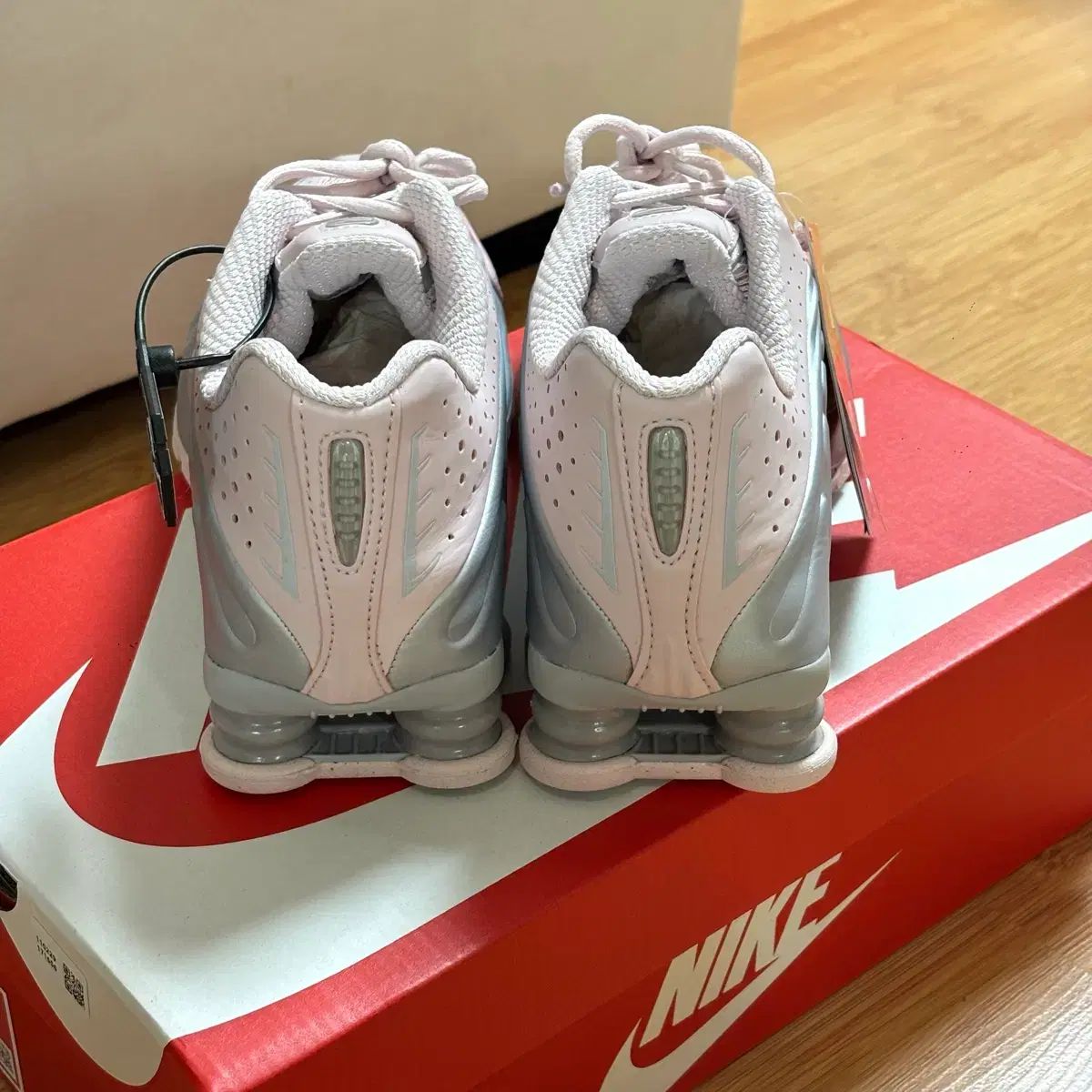 ナイキ] ナイキ ショックス R4 W - ベアリー ローズ:メタリック