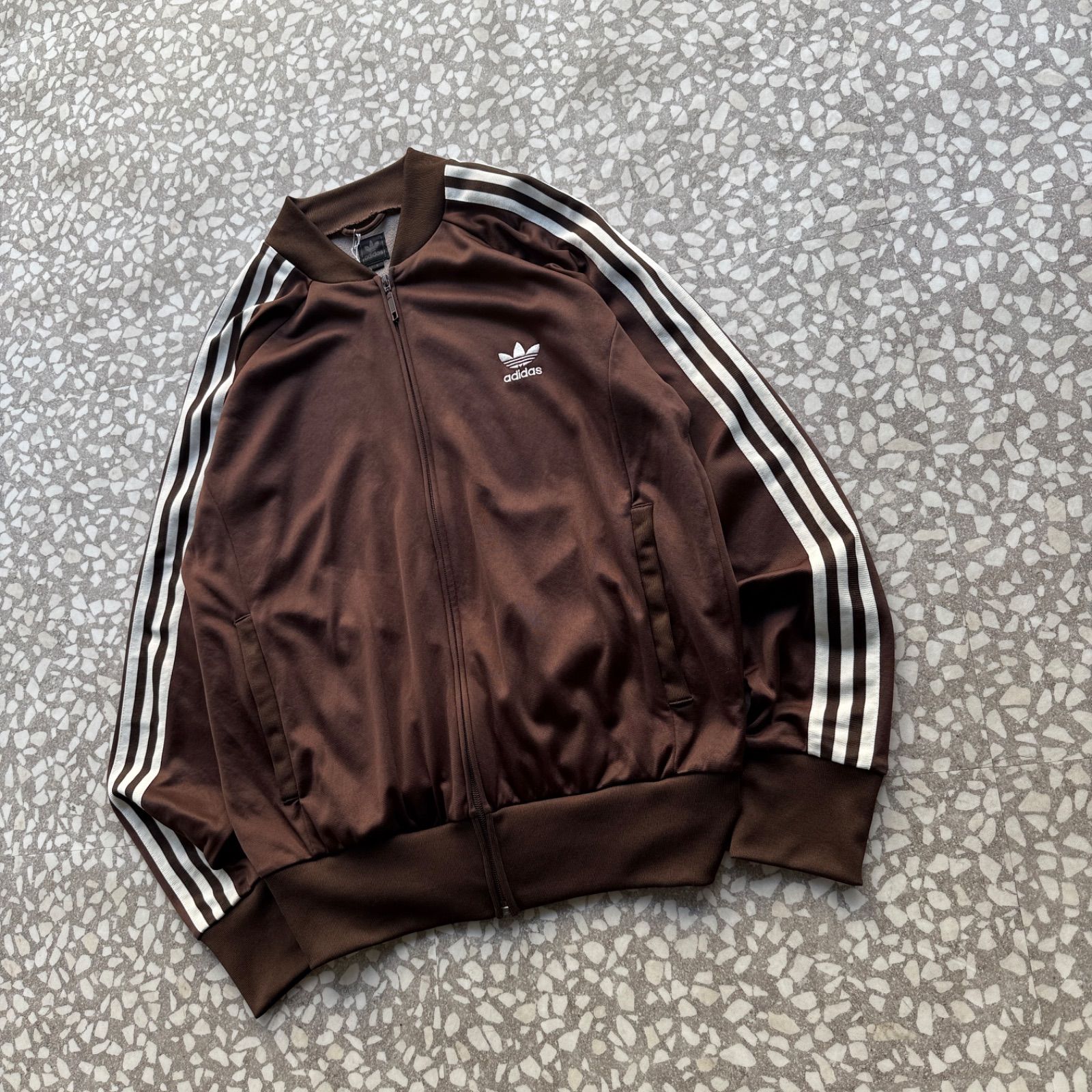 【オールドアディダス、希少オーバーサイズ】トラックジャケット刺繍ロゴ松村北斗紺. 2026年最新】松村北斗 adidasの人気アイテム - メルカリ