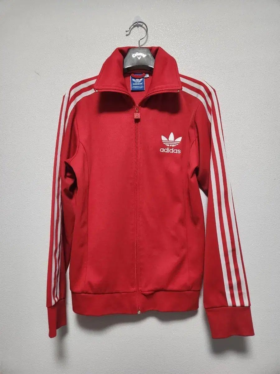 アディダス 赤 3本線 トラック ジャケット - メルカリ