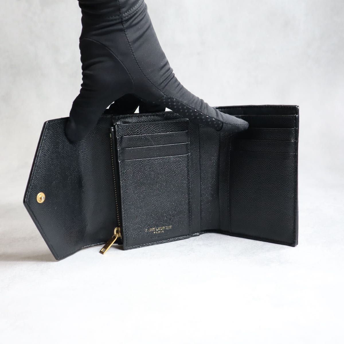 SAINT LAURENT 三つ折り財布 ブラックレザー　カサンドラ　マトラッセ 付属品完備】 YSL SAINT LAURENT サンローラン / カサンドラマトラッセ