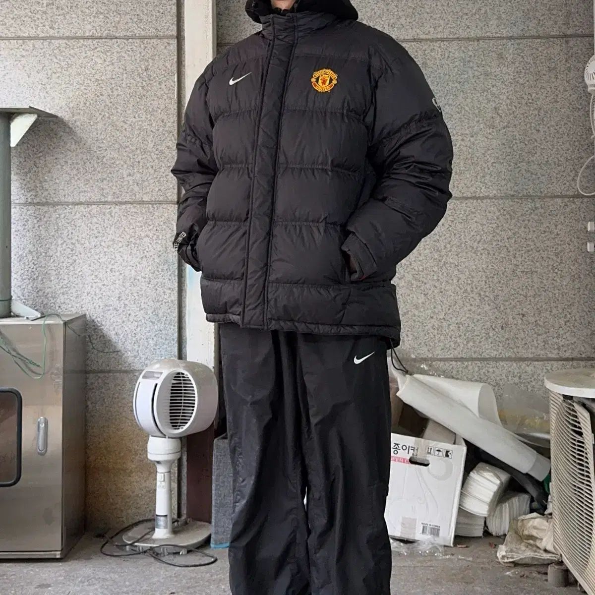 ナイキ マンチェスター ユナイテッド ロゴ ダウン - メルカリ