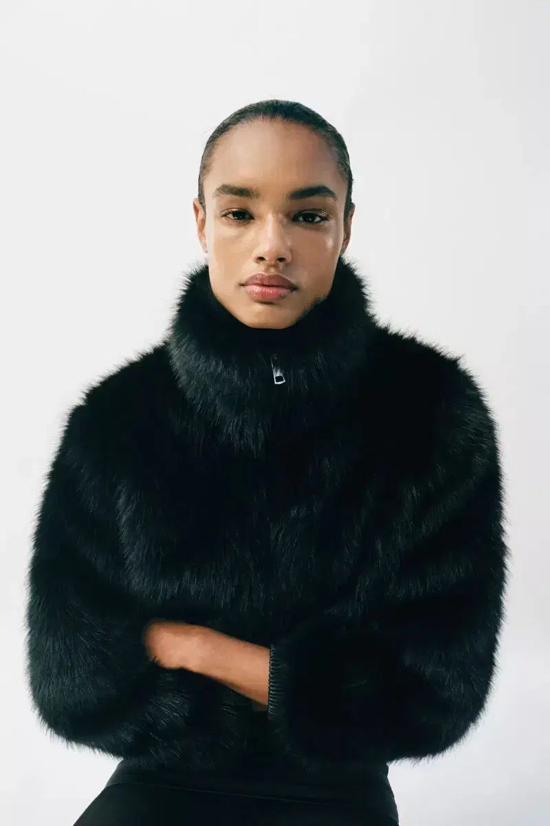 新品 ZARA ハイネック フェイクファー ショート コート (ザラ ファー