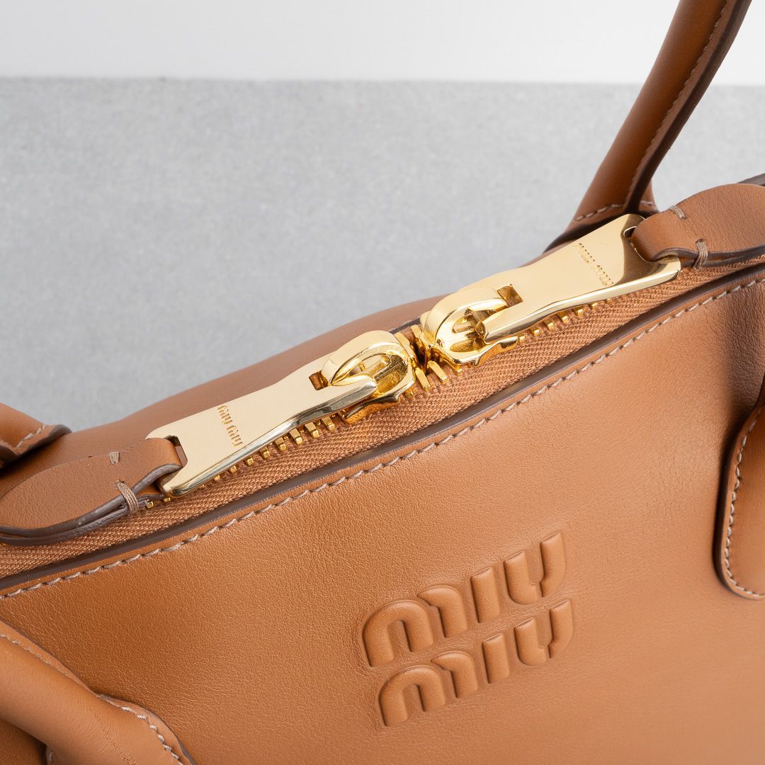 MIU MIU エンボスロゴ レザー ハンドバッグ コニャック MIU MIU エンボスロゴ レザー ハンドバッグ コニャック - メルカリ