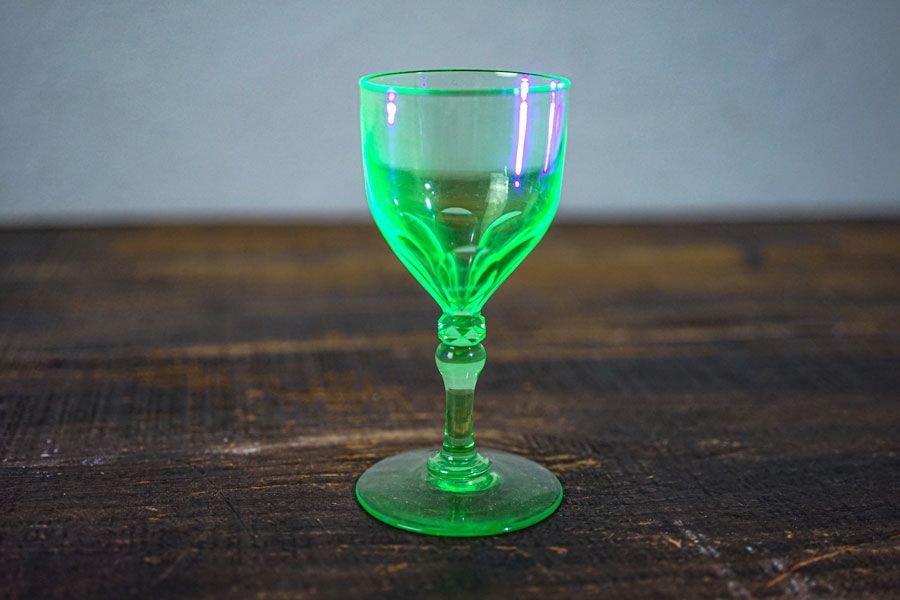 1930年代 ボヘミア製 ウランガラス・ワイングラス（花びら＆ダイヤ