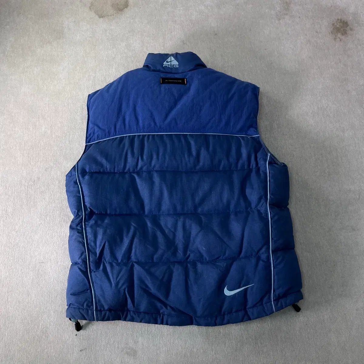 100 NIKE ACG ダウンベスト - メルカリ