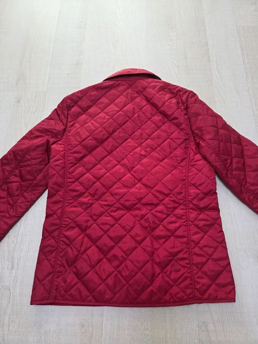 バーバリー 赤 キルティングジャケット 8Y/128cm 新品タグ付き バーバリー 赤 キルティングジャケット 8Y/128cm 新品タグ付き